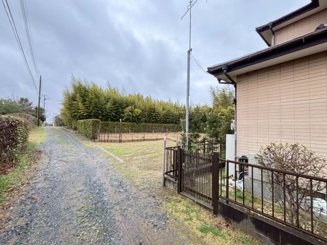 山武郡横芝光町屋形　中古戸建の前面道路含む現地写真