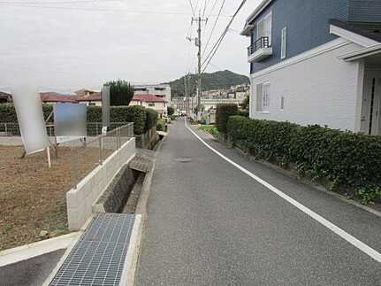 広島市安佐南区上安１丁目　新築一戸建て(全2棟)の前面道路含む現地写真