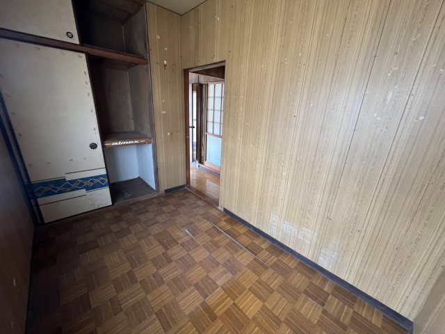 上野町戸建の洋室