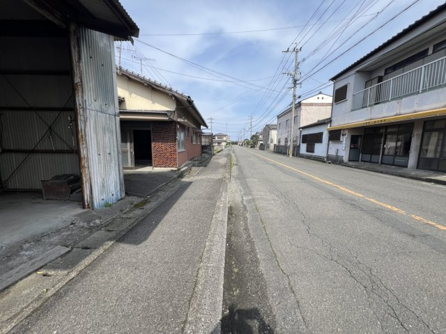 上野町戸建の前面道路含む現地写真
