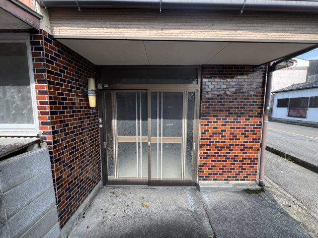 上野町戸建の玄関