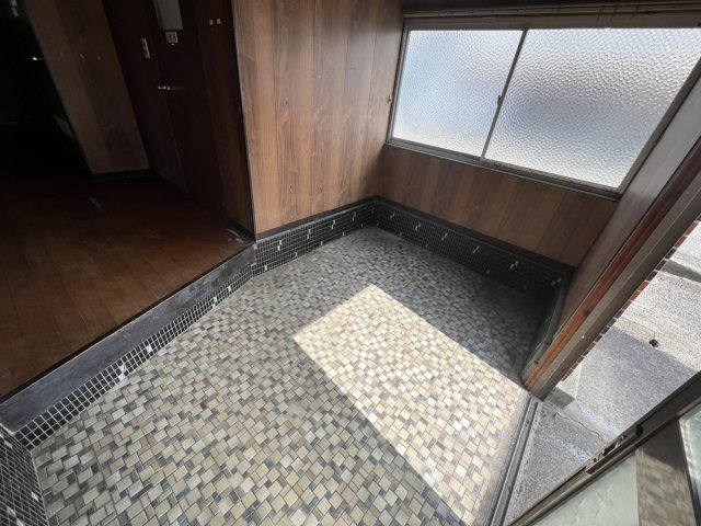 上野町戸建の玄関