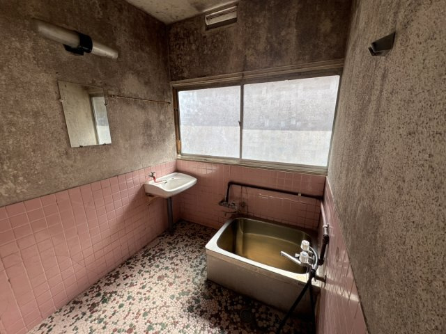 上野町戸建の浴室