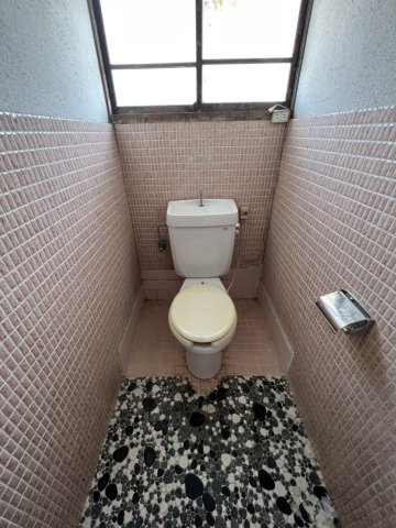 上野町戸建のトイレ