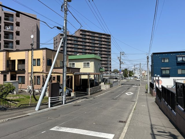 白石区北郷4-2角地90坪の前面道路含む現地写真|幅9ｍの南東側道路♪