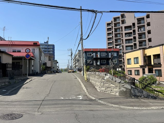 白石区北郷4-2角地90坪の前面道路含む現地写真|幅8ｍの南西側道路♪