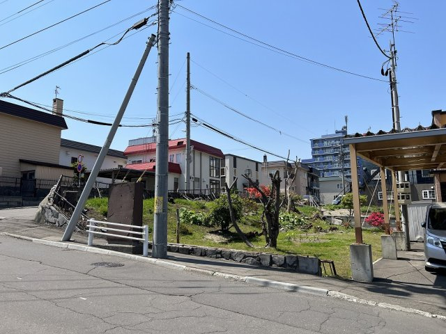 白石区北郷4-2角地90坪の外観|現地・前面道路に都市ガス配管とロードヒーティングあり♪