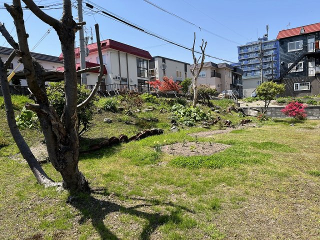 白石区北郷4-2角地90坪の外観|現地・法面があり高低差を活かしたプランがおススメ♪