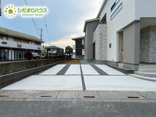 深谷市東方　第27期　新築一戸建て　ワイウッドコート　04の駐車場|急な来客時にも安心な、並列駐車2台まで可能です♪					
