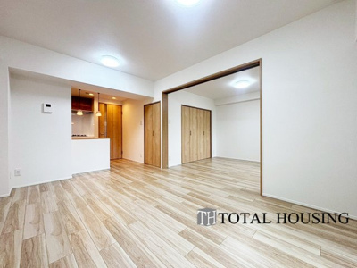 【居間・リビング】 | グリーンコーポ大谷地 | 導線もしっかりと取れている間取りなので、ダイニングテーブルやソファー、ローテーブルなどの家具もしっかりと配置できます。ゆったりとした広さの空間でご家族だんらんの時間をお過ごしください。