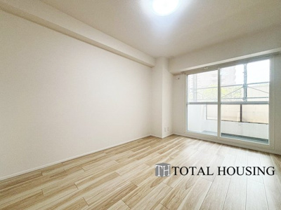 【洋室】 | グリーンコーポ大谷地 | 洋室　約6.0帖
大きな窓からたっぷりの日差しが降り注ぐ明るい室内です。気持ちの良い朝日を受けて、目覚めの良い健康的な朝を迎えられそうです。