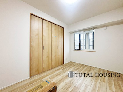 【洋室】 | グリーンコーポ大谷地 | 洋室　約5.0帖
家族一人ひとりの大切なプライベート空間。趣味に合わせて使って頂けるようシンプルに仕上げてあります。暮らし心地を大きく左右する収納を、適材適所に配置し使い勝手を考慮しました。