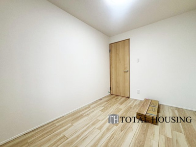 【洋室】 | グリーンコーポ大谷地 | 洋室　約5.0帖
充分な広さと収納機能を備えた部屋はお子様の自発性と成長を促します。お子様の成長を支える、勉強や好きなことに没頭する学びの空間にどうぞ。