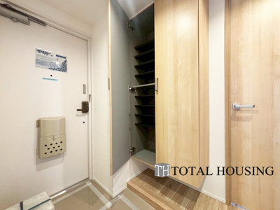 【玄関】 | グリーンコーポ大谷地 | 住まう人も来客も入った時にワクワクさせてくれるオシャレな玄関♪
収納もたっぷりあるので、靴がたくさんあっても安心！
気持ちの良い朝は、毎日ここからスタートしていきます♪