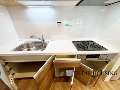 【キッチン】 | グリーンコーポ大谷地 | LDKを広く使え、料理に集中することができる壁付けタイプのキッチンです。上下に収納が設けられ、調理用品や食器類をすっきりと収納できます◎