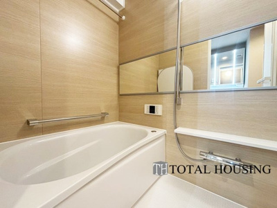 【浴室】 | グリーンコーポ大谷地 | 限られた空間を広く見せるワイドミラーを採用したバスルーム。毎日の疲れを癒やすバスタイムを。浴室換気乾燥暖房機付きで浴室内干しも可能！