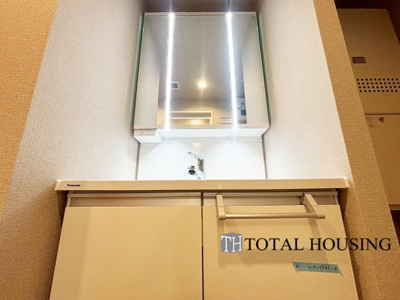 【独立洗面台】 | グリーンコーポ大谷地 | 一日の始まりの朝、歯磨きをしたりメイクや髪をセットしたり・・・使いやすさが考えられた3面鏡です♪シャワー付水栓で洗面台でのシャンプーや毎日の掃除に大変便利ですね♪