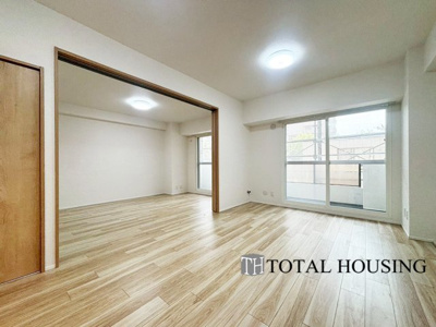 【居間・リビング】 | グリーンコーポ大谷地 | 来客の際には、LDKと洋室の間の扉を開けることで、開放感あふれる空間に！
どちらの居室にも大きな窓がある為、リビング全体が明るい陽光に包まれます。