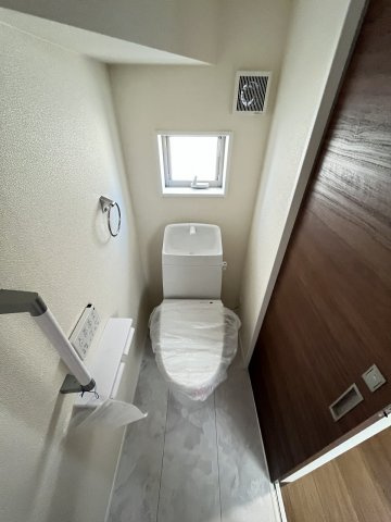 【トイレ】 | 福岡市東区土井3丁目　2号棟（全3棟）【仲介手数料無料・0円】 | 現地写真。1階のトイレです。