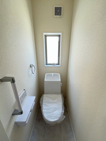 【トイレ】 | 福岡市東区土井3丁目　2号棟（全3棟）【仲介手数料無料・0円】 | 現地写真。2階にもトイレです。