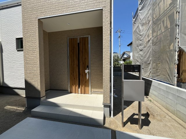 【玄関】 | 福岡市東区土井3丁目　2号棟（全3棟）【仲介手数料無料・0円】 | 現地写真。