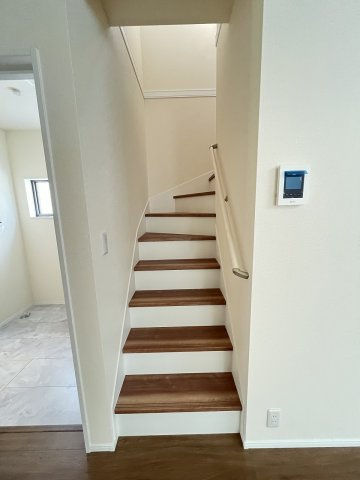 【内装】 | 福岡市東区土井3丁目　2号棟（全3棟）【仲介手数料無料・0円】 | 現地写真。2階へ上がる階段です。手摺もついて安全ですね。