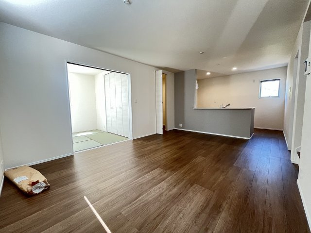 【居間・リビング】 | 福岡市東区土井3丁目　2号棟（全3棟）【仲介手数料無料・0円】 | 現地写真。リビングです。