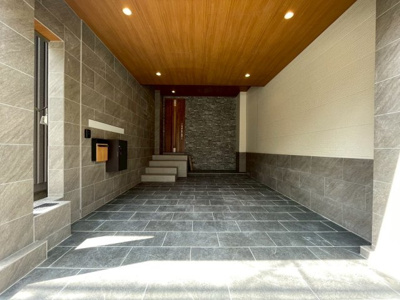 【駐車場】 | 大阪市住之江区浜口西2丁目 中古戸建 | タイル等を使用し、駐車スペースも一新。
もはや中古感はございません。