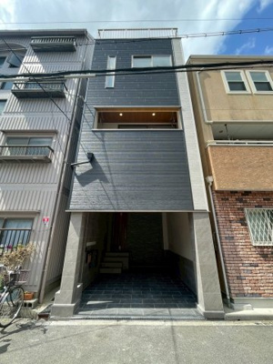 【外観】 | 大阪市住之江区浜口西2丁目 中古戸建 | サイディングを利用し、今時な外観へリノベーション致しました。
窓（サッシ）も交換しておりますので、中古物件には見えません。