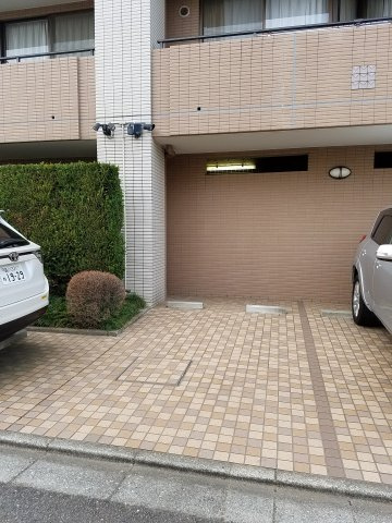 ディアナコート下北沢の駐車場