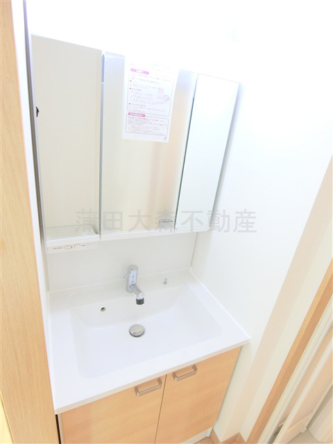 Lares East(ラレースイースト)の洗面所|洗面脱衣所　2面鏡の独立洗面台　洗濯機置き場