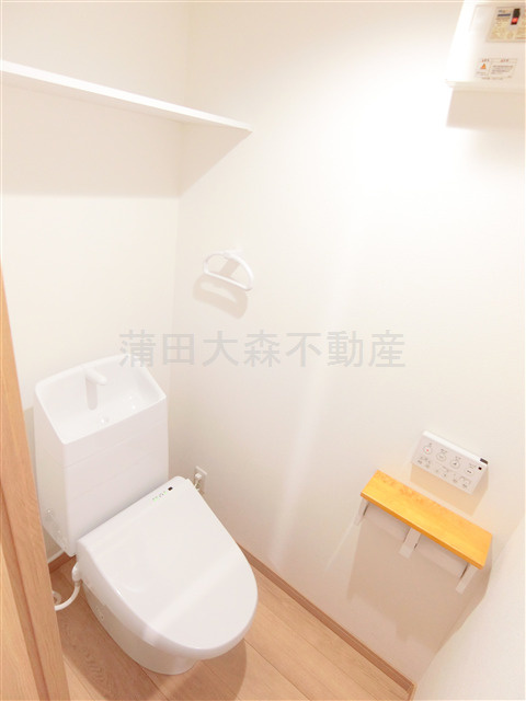 Lares East(ラレースイースト)のトイレ|棚と温水洗浄便座付きのトイレ　