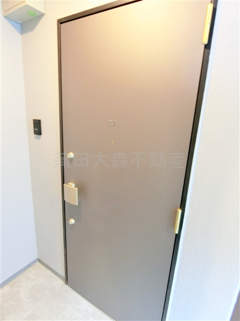 Lares East(ラレースイースト)の玄関