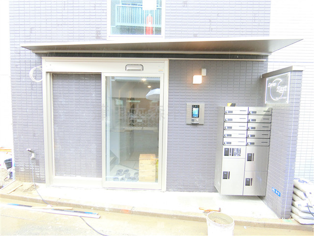 Lares East(ラレースイースト)のエントランス|TVモニター付オートロック宅配BOXメールBOX　エントランス