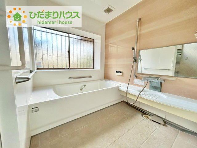 北茨城市磯原町木皿　中古戸建の浴室|浴室には窓があり、換気が良好です。リラックスできるバスタイムを楽しむことができ、心地よい空間を提供します。