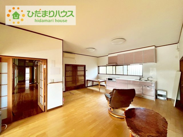 北茨城市磯原町木皿　中古戸建の居間・リビング|家族との大切な時間を多く過ごすリビング。ゆったりとした広さのある空間で会話も弾みます♪大きい窓からは明るい日差しが差し込みます。居心地の良いリビングでおうち時間を楽しんで！