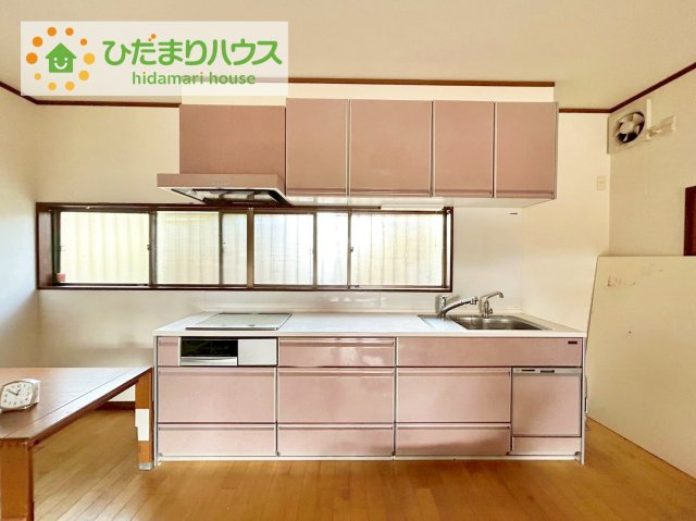 北茨城市磯原町木皿　中古戸建のキッチン|ママの毎日のお料理を効率的にしてくれる動線は「１分でも家事の時間を短縮したい」という思いを叶えてくれます♪