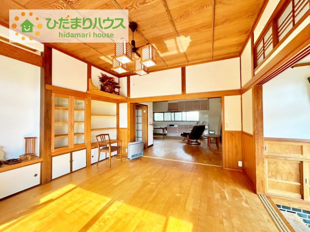 北茨城市磯原町木皿　中古戸建の居間・リビング|家族団らんの時間も増えそうな、日当たり良好＆くつろぎのLDK