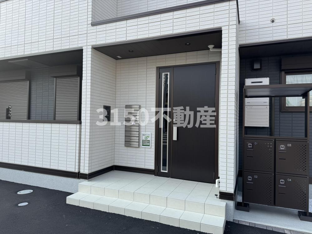 セレスティア西荘　EASTのエントランス