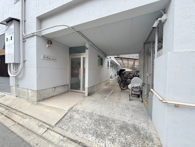 石川マンションのエントランス