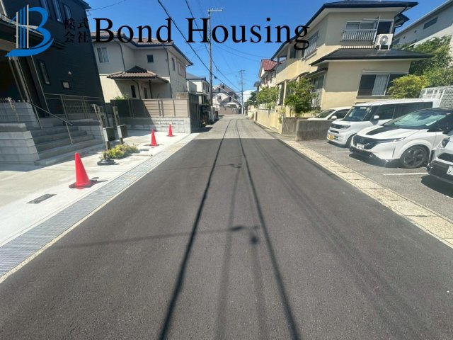 南向きで陽当たり良好　桃山台6丁目　新築2区画　2号棟の前面道路含む現地写真