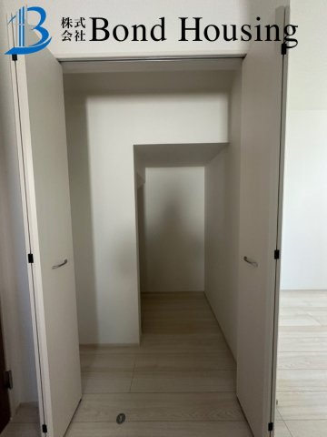 駐車並列2台可能　桃山台6丁目　新築2区画　1号棟の収納