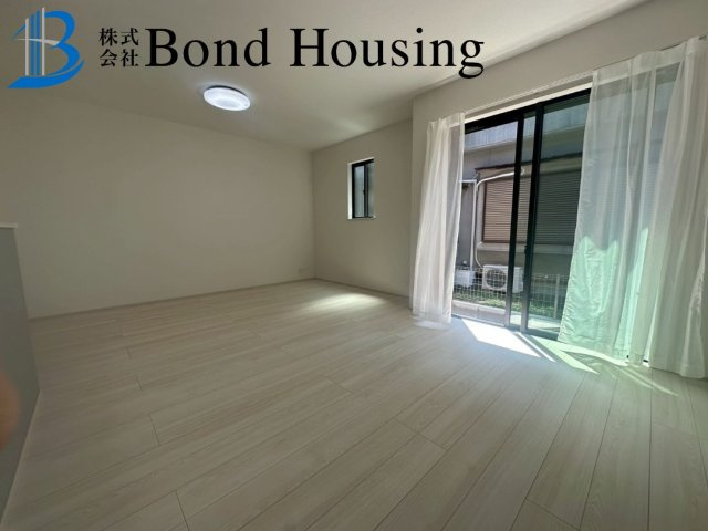 駐車並列2台可能　桃山台6丁目　新築2区画　1号棟の居間・リビング