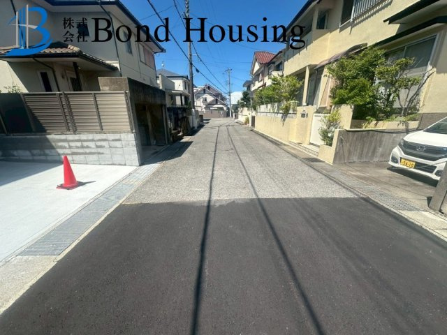 駐車並列2台可能　桃山台6丁目　新築2区画　1号棟の前面道路含む現地写真