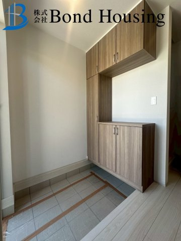 駐車並列2台可能　桃山台6丁目　新築2区画　1号棟の玄関