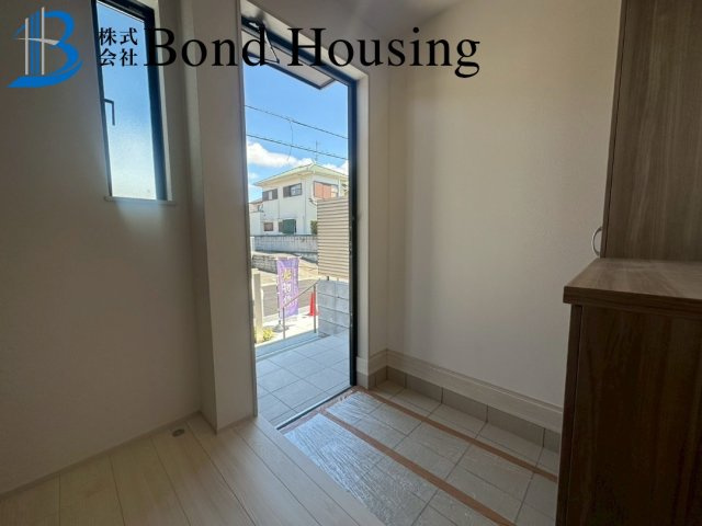 駐車並列2台可能　桃山台6丁目　新築2区画　1号棟の玄関