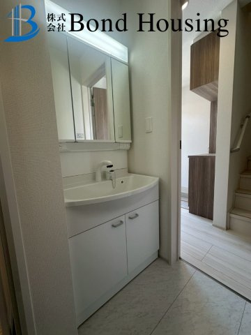 駐車並列2台可能　桃山台6丁目　新築2区画　1号棟の独立洗面台