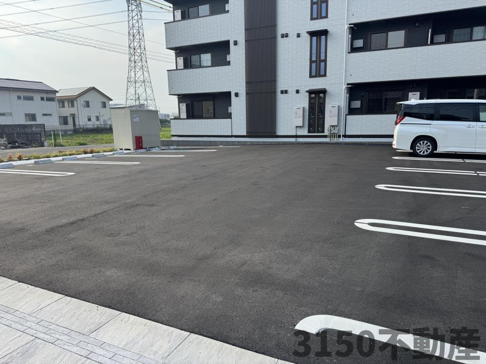 セレスティア西荘　WESTの駐車場