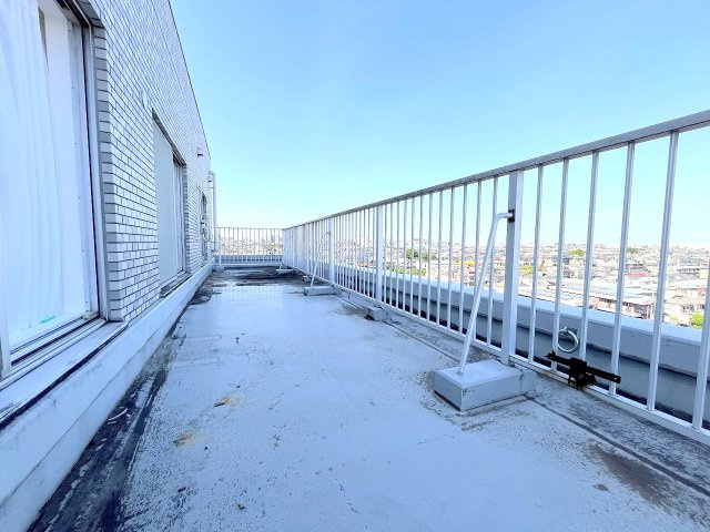 ライオンズマンション昭島第2のバルコニー|開放感がある８階部分のルーフバルコニーです！