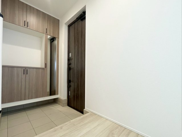 【玄関】 | 神栖市若松中央2号棟 | 3LDK　最短即日見学も可能です。お気軽にお問合せください。